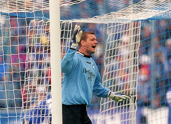 Fußball: Georg Koch dirigiert im Bielefelder Tor