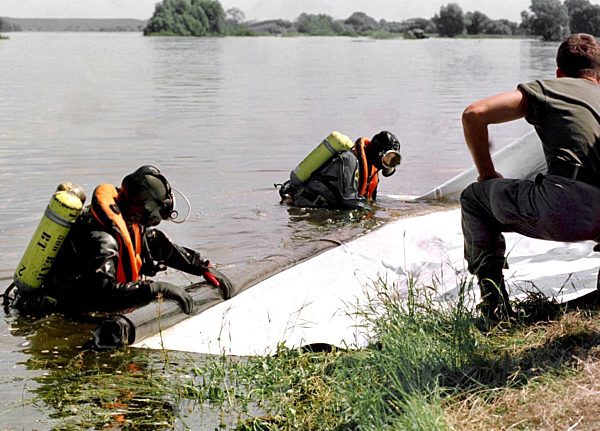 Helfer im Hochwassergebiet: DLRG-Taucher dichten Deiche ab