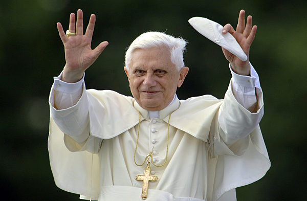 Papst Benedikt XVI. winkt am Donnerstag (18.08...