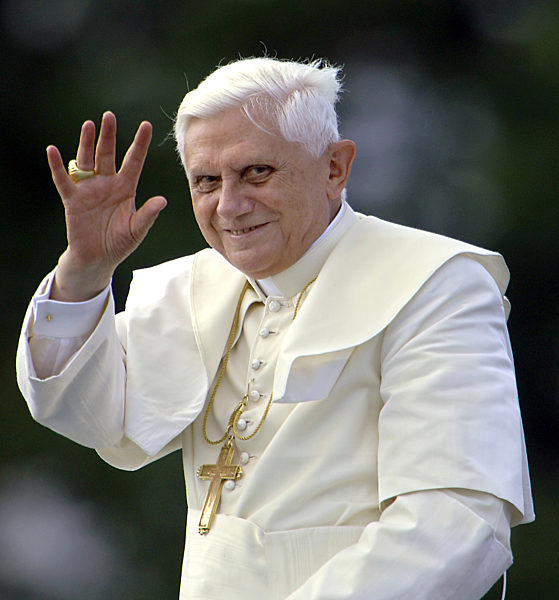 Papst Benedikt XVI. winkt am Donnerstag (18.08...