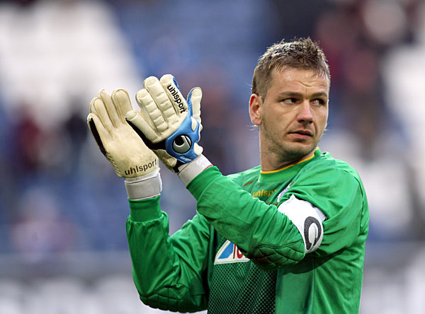 Fußball - Duisburgs Torhüter Georg Koch klatscht