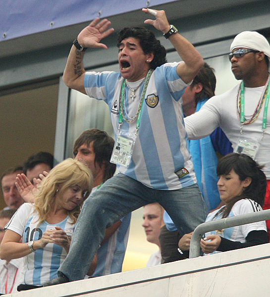 Die argentinische Fußball-Legende Diego Armando Maradona (M...