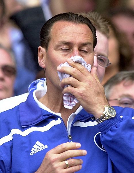 Fußball: Schalke-Trainer Huub Stevens weint