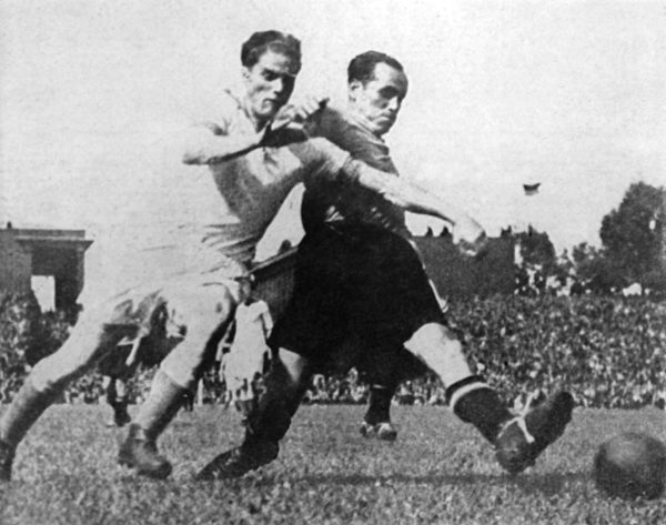Der Verteidiger, oder "Stopper", des 1.FC Nürnberg Schorsch Kennemann (r) im...
