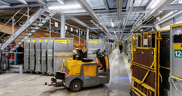 DHL Paketzentrum Neumünster nimmt Sortieranlage in Betrieb