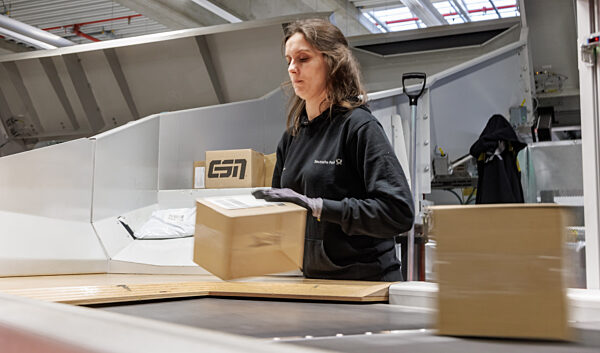 DHL Paketzentrum Neumünster nimmt Sortieranlage in Betrieb