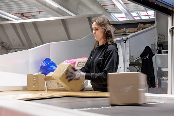 DHL Paketzentrum Neumünster nimmt Sortieranlage in Betrieb