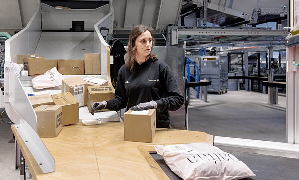 DHL Paketzentrum Neumünster nimmt Sortieranlage in Betrieb