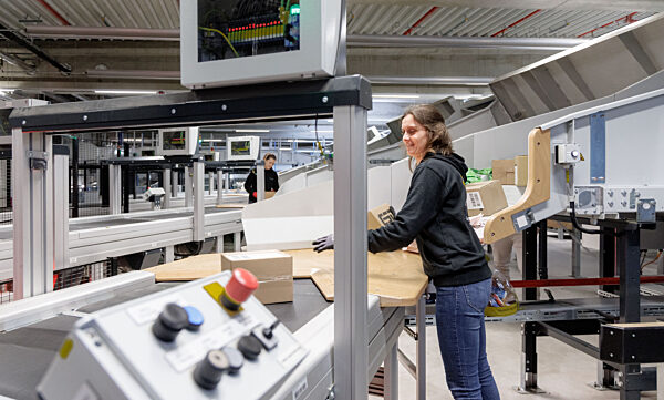 DHL Paketzentrum Neumünster nimmt Sortieranlage in Betrieb
