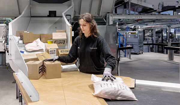 DHL Paketzentrum Neumünster nimmt Sortieranlage in Betrieb