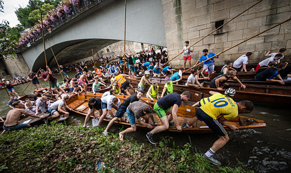 Stocherkahnrennen auf dem Neckar