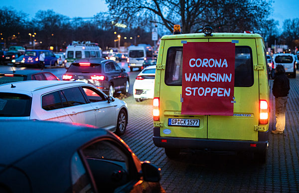 "Querdenken"-Autokorso in Stuttgart