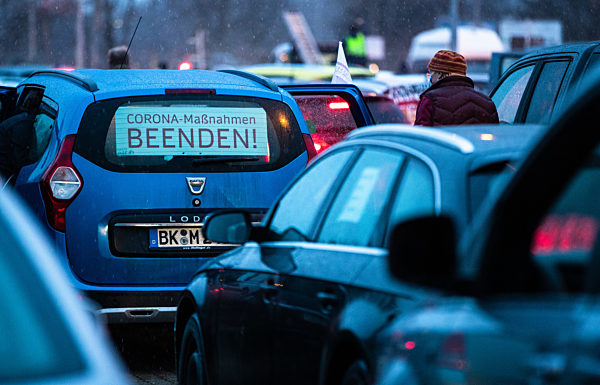 "Querdenken"-Autokorso in Stuttgart