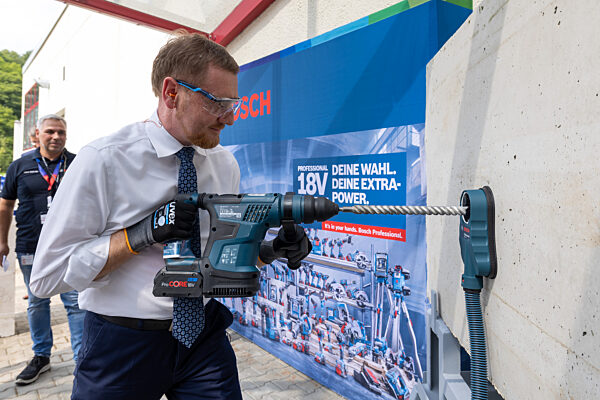 Ministerpräsident Kretschmer besucht Bosch Power Tools