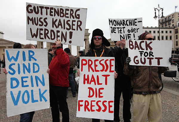 Demonstration "Pro Guttenberg" am Brandenburger Tor