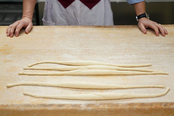 Die schwaebische Laugenbrezel entsteht aus einem Teigstrang. Zum Schlingen von Brezeln verwenden Baecker eine spezielle Wurftechnik. Einer Legende nach, wurde die Brezel von einem Baecker aus Bad Urach (Baden Wuerttemberg) erfunden.