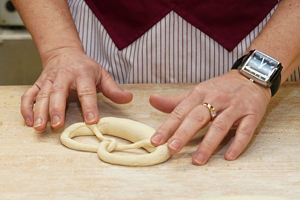 Die schwaebische Laugenbrezel entsteht aus einem Teigstrang. Zum Schlingen von Brezeln verwenden Baecker eine spezielle Wurftechnik. Einer Legende nach, wurde die Brezel von einem Baecker aus Bad Urach (Baden Wuerttemberg) erfunden.