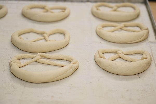 Die schwaebische Laugenbrezel entsteht aus einem Teigstrang. Zum Schlingen von Brezeln verwenden Baecker eine spezielle Wurftechnik. Einer Legende nach, wurde die Brezel von einem Baecker aus Bad Urach (Baden Wuerttemberg) erfunden.