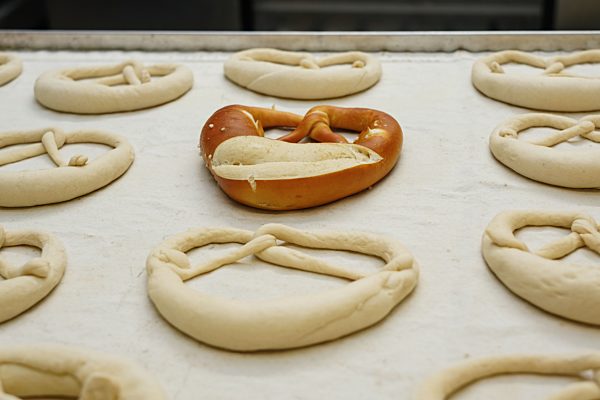 Die schwaebische Laugenbrezel entsteht aus einem Teigstrang. Zum Schlingen von Brezeln verwenden Baecker eine spezielle Wurftechnik. Einer Legende nach, wurde die Brezel von einem Baecker aus Bad Urach (Baden Wuerttemberg) erfunden.