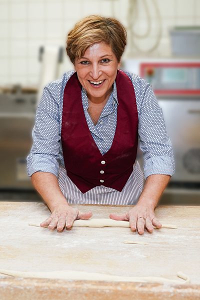 Die schwaebische Laugenbrezel entsteht aus einem Teigstrang. Zum Schlingen von Brezeln verwenden Baecker eine spezielle Wurftechnik. Einer Legende nach, wurde die Brezel von einem Baecker aus Bad Urach (Baden Wuerttemberg) erfunden.