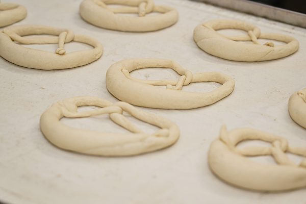 Die schwaebische Laugenbrezel entsteht aus einem Teigstrang. Zum Schlingen von Brezeln verwenden Baecker eine spezielle Wurftechnik. Einer Legende nach, wurde die Brezel von einem Baecker aus Bad Urach (Baden Wuerttemberg) erfunden.