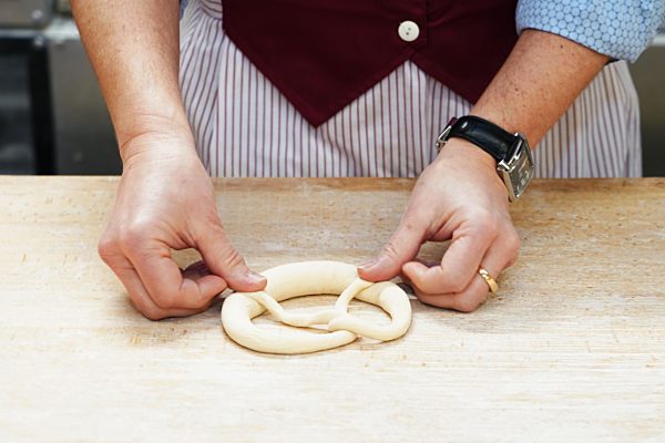 Die schwaebische Laugenbrezel entsteht aus einem Teigstrang. Zum Schlingen von Brezeln verwenden Baecker eine spezielle Wurftechnik. Einer Legende nach, wurde die Brezel von einem Baecker aus Bad Urach (Baden Wuerttemberg) erfunden.