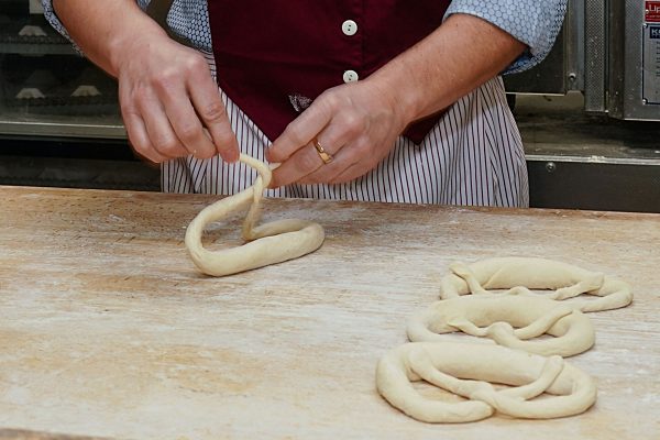 Die schwaebische Laugenbrezel entsteht aus einem Teigstrang. Zum Schlingen von Brezeln verwenden Baecker eine spezielle Wurftechnik. Einer Legende nach, wurde die Brezel von einem Baecker aus Bad Urach (Baden Wuerttemberg) erfunden.