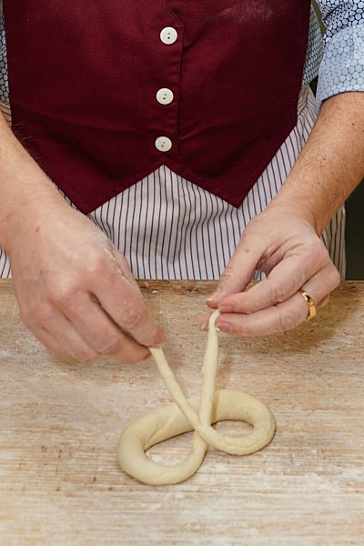 Die schwaebische Laugenbrezel entsteht aus einem Teigstrang. Zum Schlingen von Brezeln verwenden Baecker eine spezielle Wurftechnik. Einer Legende nach, wurde die Brezel von einem Baecker aus Bad Urach (Baden Wuerttemberg) erfunden.