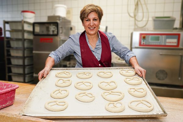 Die schwaebische Laugenbrezel entsteht aus einem Teigstrang. Zum Schlingen von Brezeln verwenden Baecker eine spezielle Wurftechnik. Einer Legende nach, wurde die Brezel von einem Baecker aus Bad Urach (Baden Wuerttemberg) erfunden.