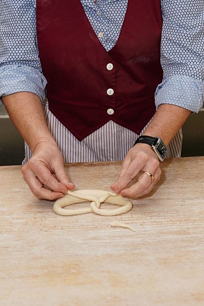 Die schwaebische Laugenbrezel entsteht aus einem Teigstrang. Zum Schlingen von Brezeln verwenden Baecker eine spezielle Wurftechnik. Einer Legende nach, wurde die Brezel von einem Baecker aus Bad Urach (Baden Wuerttemberg) erfunden.