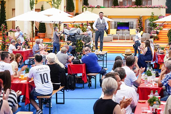 ARD Unterhaltungsshow Immer wieder Sonntags ( IWS ) - Staffel 2. Live aus der Europapark Arena.