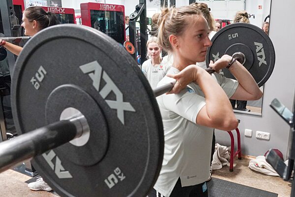 Zusammen mit dem Bundestraner hat die Frauen Skisprung Nationalmannschaft vom Deutschen Skiverband ( DSV ), in der Sportschule Fuerstenfeldbruck im Zuge der offiziellen Lehrgangsmassnahme ein Trainingsprogramm absollviert.