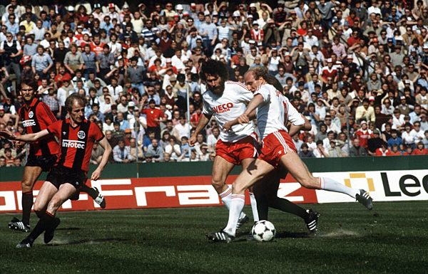 Paul Breitner und Dieter Hoeneß auf dem Spielfeld