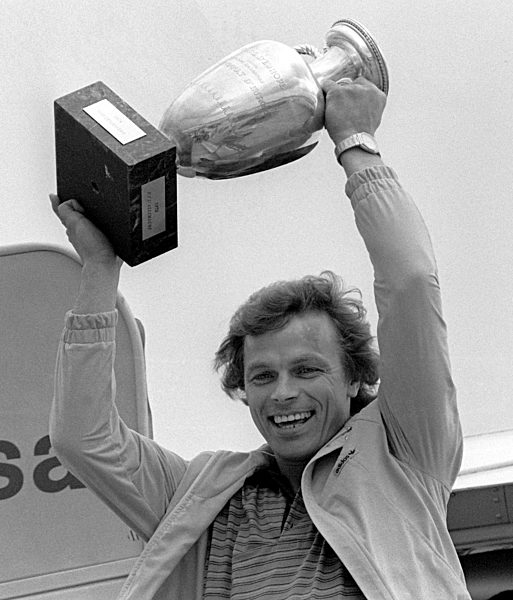 Fußball-EM 1980: Bernhard Dietz mit dem EM-Pokal