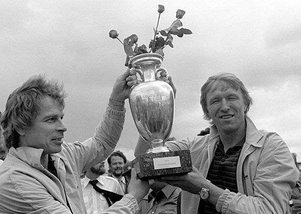 Fußball-EM 1980: Dietz und Hrubesch mit dem EM-Pokal