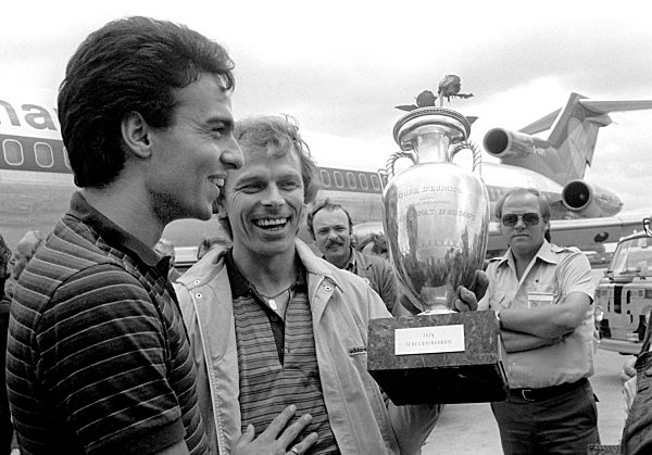 Fußball-EM 1980: Dietz und Hrubesch mit dem EM-Pokal