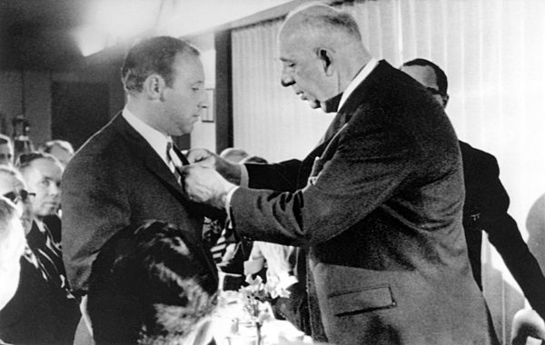 Uwe Seeler erhält die goldene Ehrennadel des DFB