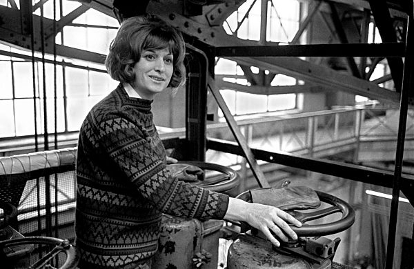 Spanierin arbeitet als Kranführerin bei MAN