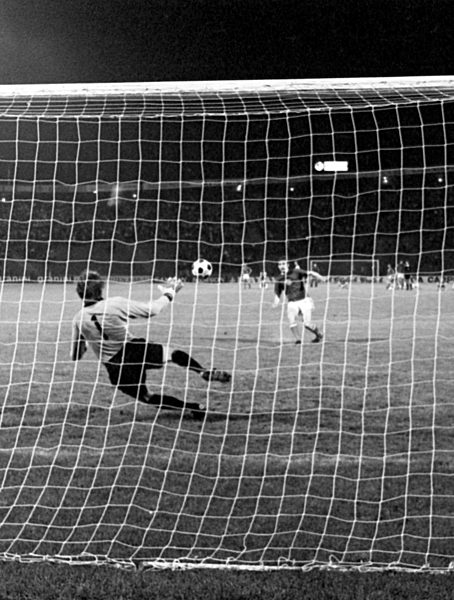 Fußball-EM '76: Das Elfmeter-Duell im Finale