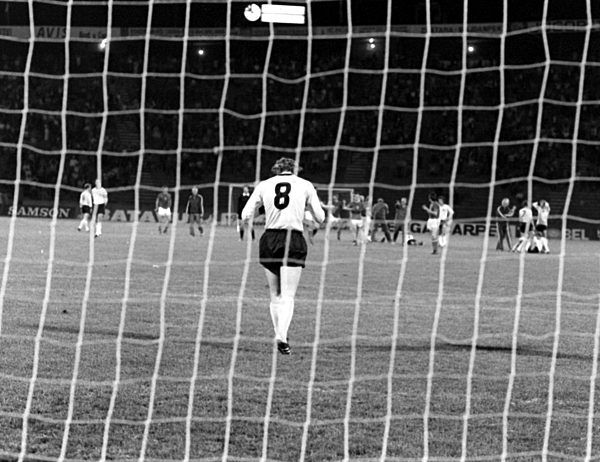 Fußball-EM '76: Uli Hoeneß nach dem verschossenen Elfmeter