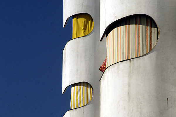 Blick auf Balkone eines Wohnblocks der Ringsiedlung "Siemensstadt" im...