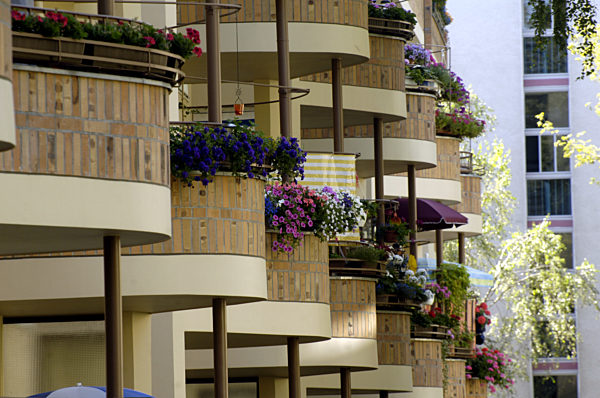 Blick auf Balkone in einem Innenhof der Ringsiedlung "Siemensstadt" zwischen...