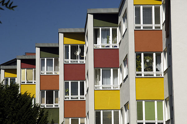 Blick auf Balkone an der Gartenseite des Nordanbaus der Häuserzeile "Langer...