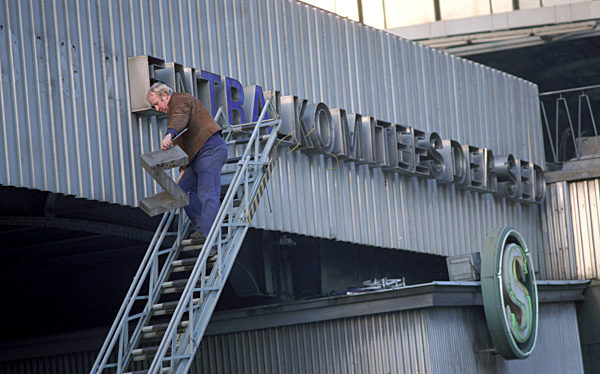 DDR - Werbung für SED-Zentralorgan wird demontiert
