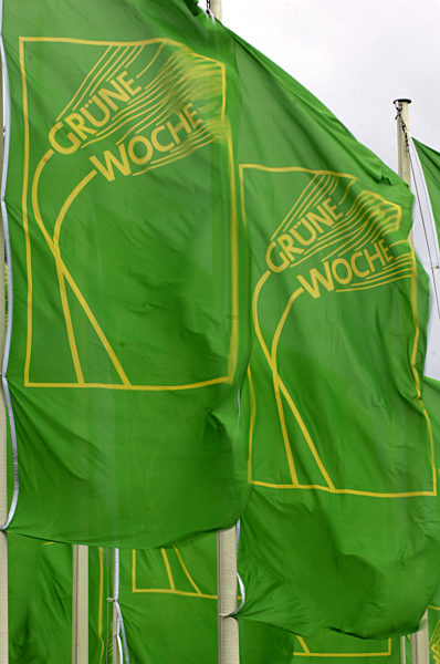 Fahnen mit dem Logo der Grünen Woche in Berlin