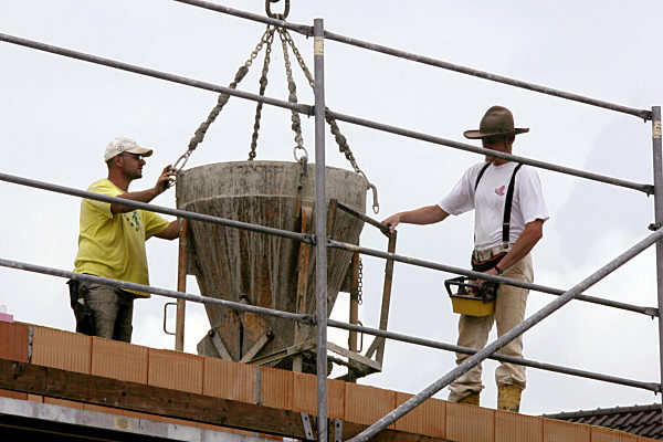 Die Aufnahme vom Dienstag (12.06.2007) zeigt Arbeiter auf der Baustelle...