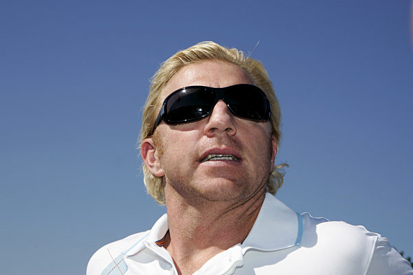 Tennisstar Boris Becker schaut am Sonntag (17.06...
