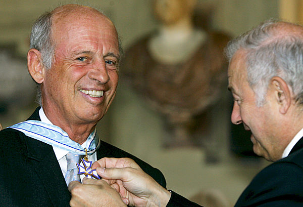 Bayerns Ministerpräsident Günther Beckstein (r) verleiht am Freitag (11.07...