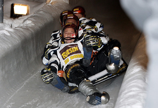 Sänger DJ Bobo steuert am Samstag (11.03.2006) im österreichischen Innsbruck...