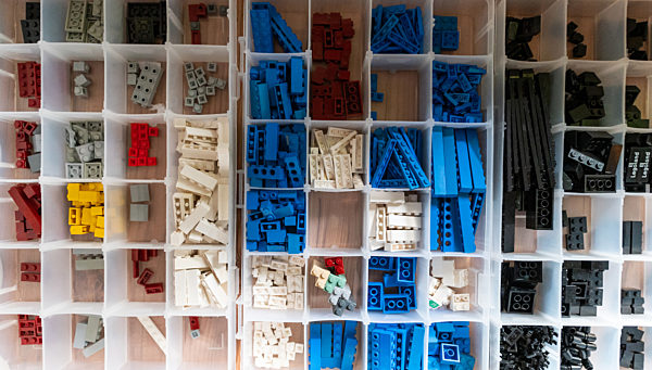 Künstler bastelt mit Legosteinen Lüneburger Gebäude nach